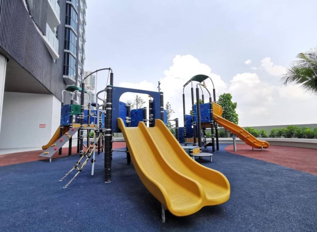 Almas Suites Poolview Netflix 100Mbps Bystay Nusajaya  Exterior foto