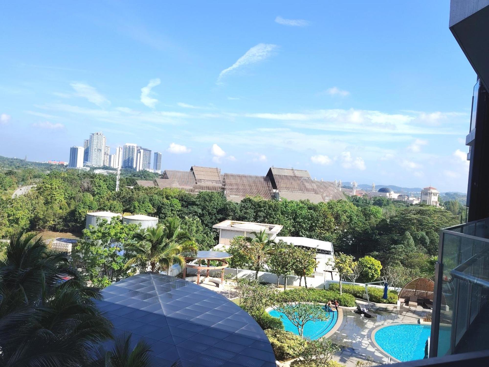 Almas Suites Poolview Netflix 100Mbps Bystay Nusajaya  Exterior foto